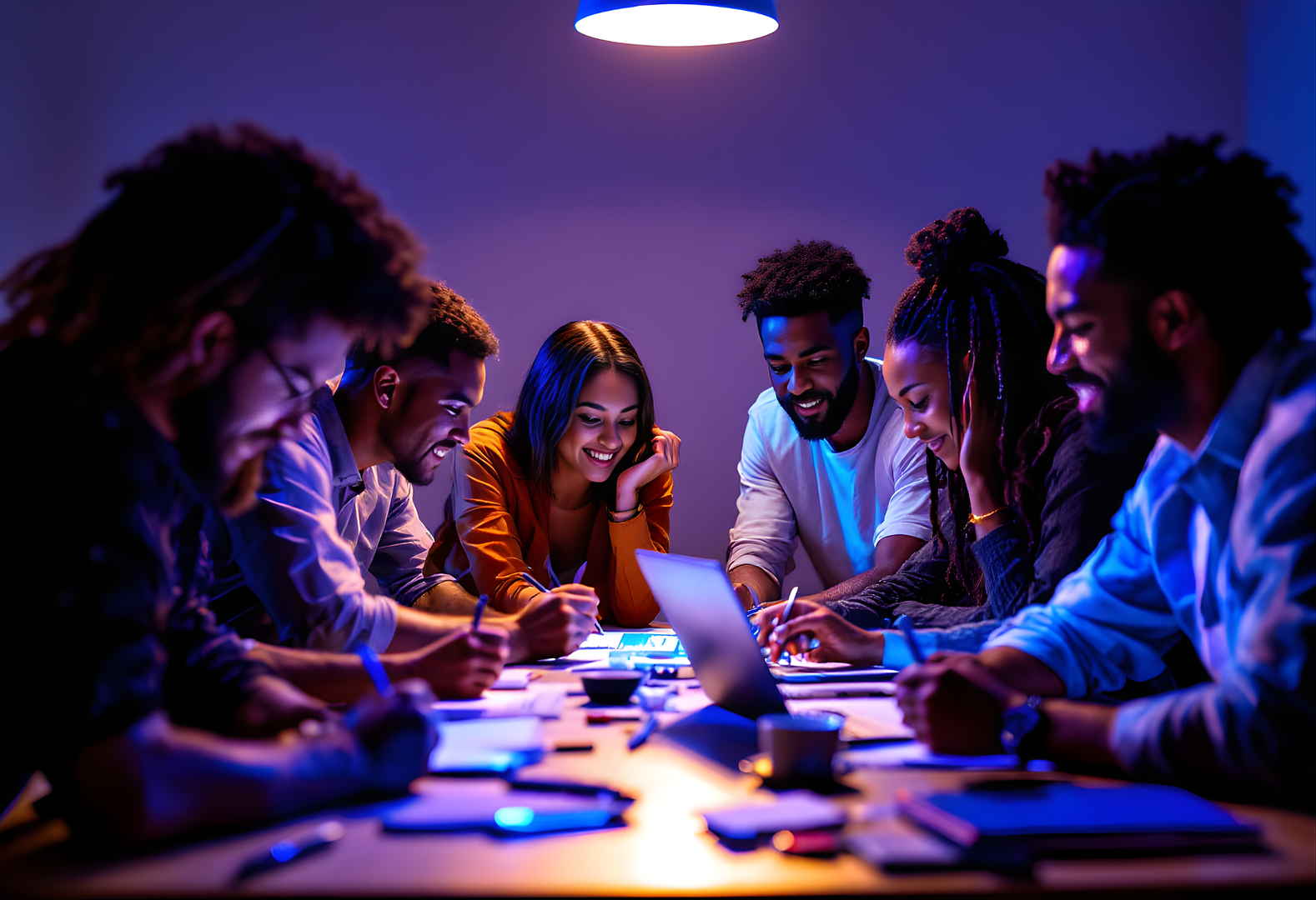 Équipe construisant une stratégie de communication